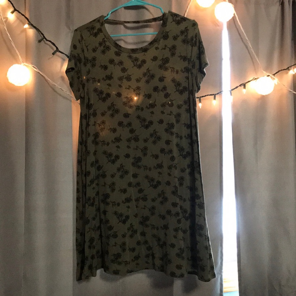 ✨FINAL PRICE DROP✨ Flowered cutout- back dress